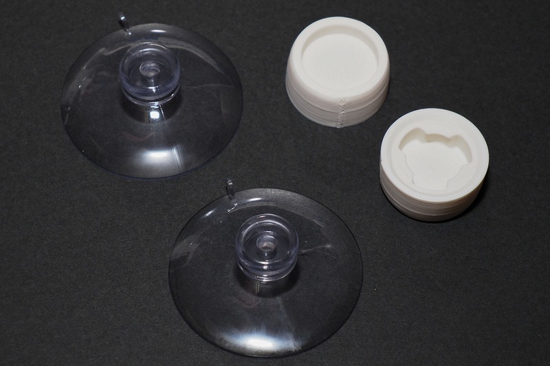 吸盤を使う方法は、市販品もあります。さすが専用品だけあって、多くの突っ張り棒にピッタリとフィットし、使用感も良好。