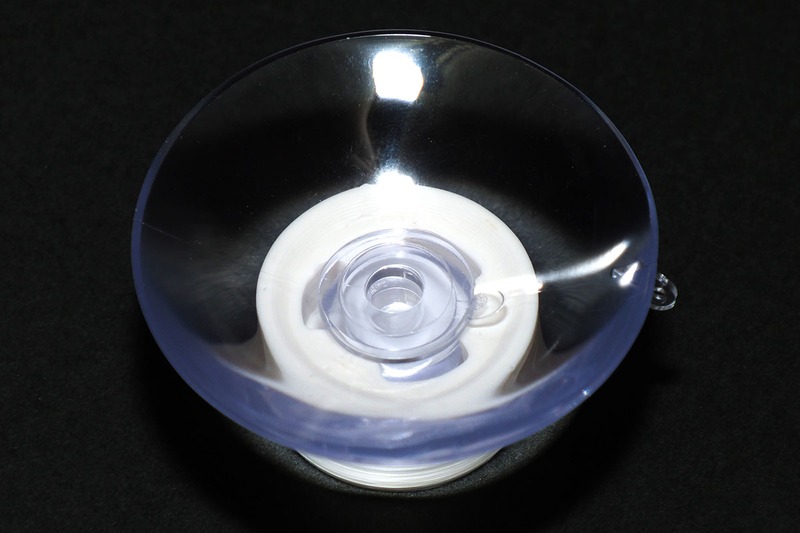 吸盤を使う方法は、市販品もあります。さすが専用品だけあって、多くの突っ張り棒にピッタリとフィットし、使用感も良好。