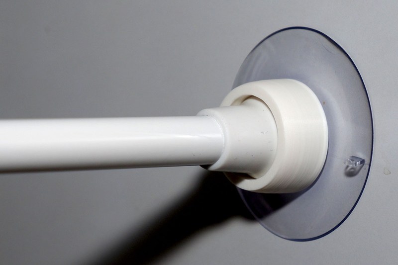 吸盤を使う方法は、市販品もあります。さすが専用品だけあって、多くの突っ張り棒にピッタリとフィットし、使用感も良好。