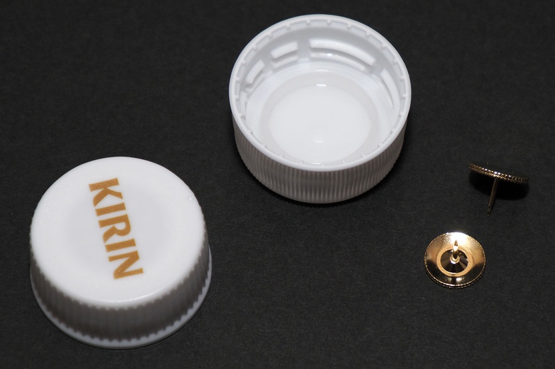 続いて「ペットボトルのキャップを使う方法」です。ペットボトルのフタ×2個と画鋲×2個を用意します。ペットボトルのキャップは写真のようにカットし、中央に画鋲を刺せば準備完了。