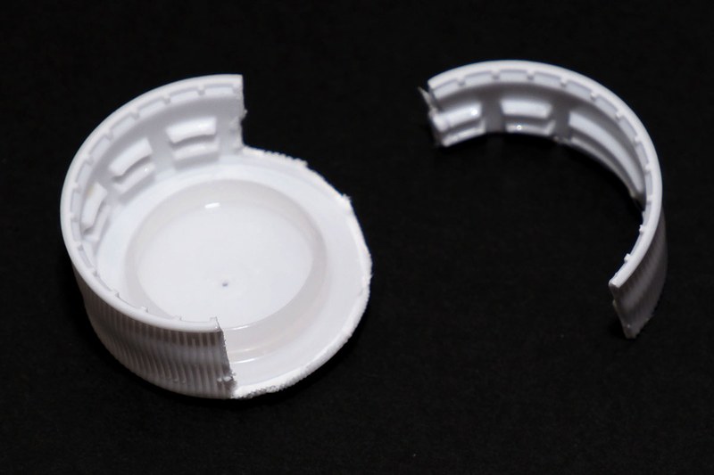 続いて「ペットボトルのキャップを使う方法」です。ペットボトルのフタ×2個と画鋲×2個を用意します。ペットボトルのキャップは写真のようにカットし、中央に画鋲を刺せば準備完了。