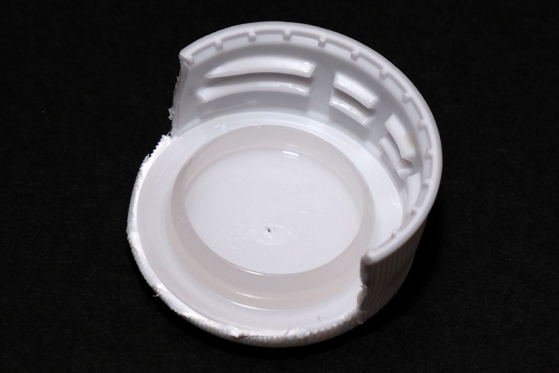 余談ですが、ペットボトルのキャップによっては、二重構造になっているものがあり、写真のように突っ張り棒の端が当たる部分がより平らになっているものがあります。そういうタイプのキャップを使ったほうが、より安定的に突っ張り棒を固定できます。