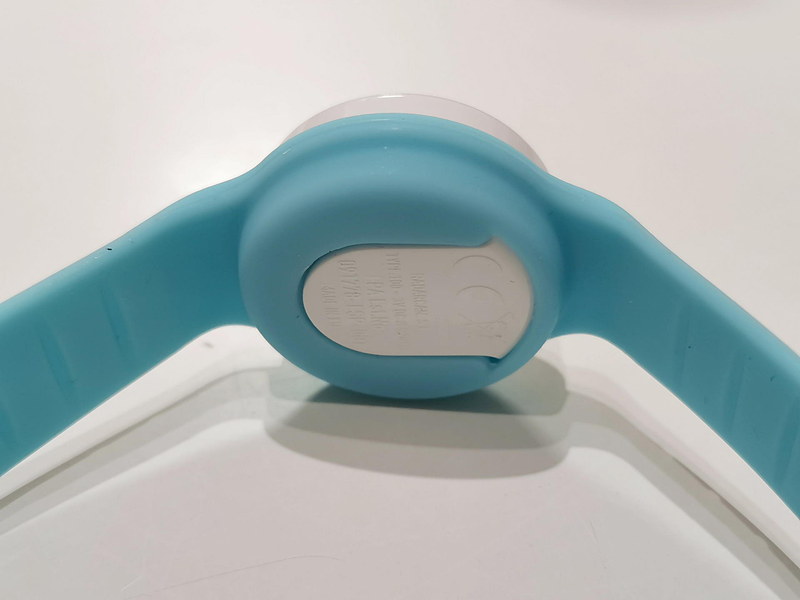 ユニセックスサイズの腕時計くらいのR-100。ブルー以外にもカラフルなカラーが揃っている