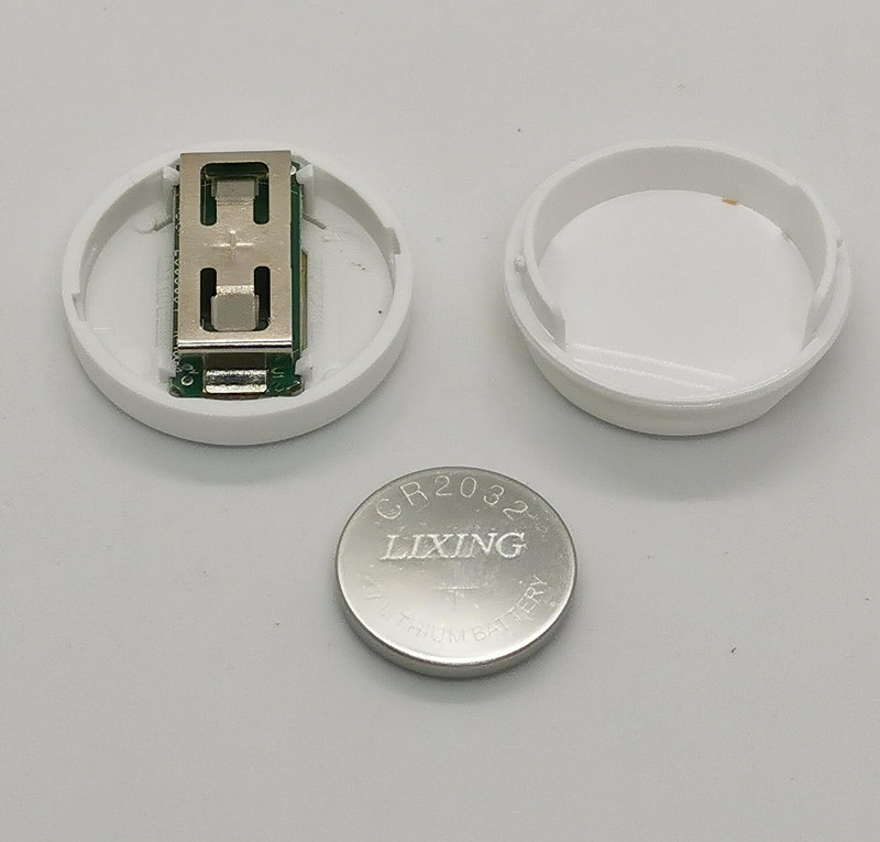 まずはボタン電池を本体内部にセット