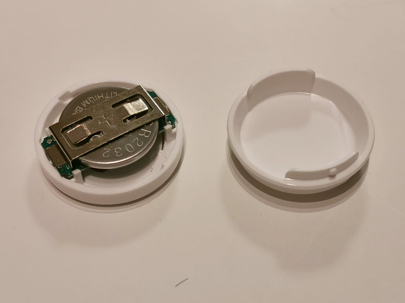 ボタン電池が完全にホールドされたのを確認すれば蓋を閉める