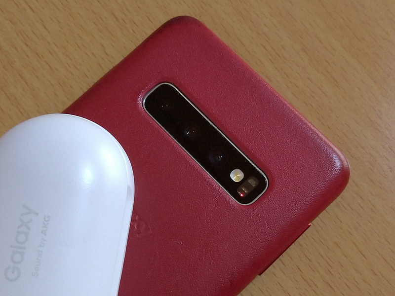 ワイヤレスパワーシェアの動作ステータスは、カメラ横にある心拍センサーの点灯状態でわかります。ちょっと分かりづらいですが、この写真では赤に点灯中