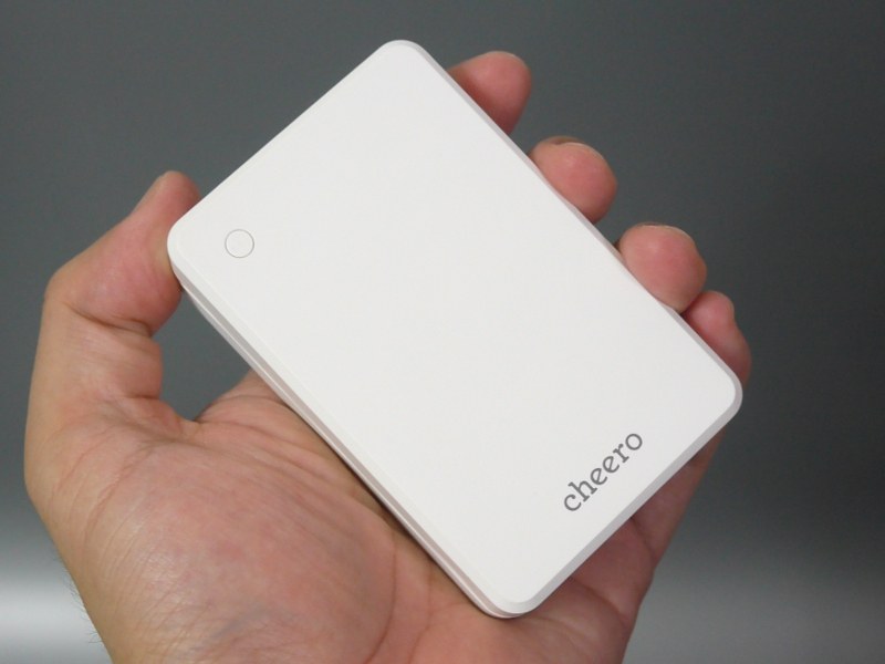 ボディはマットホワイト。重量は215gと、10000mAhのモバイルバッテリーとしては標準的