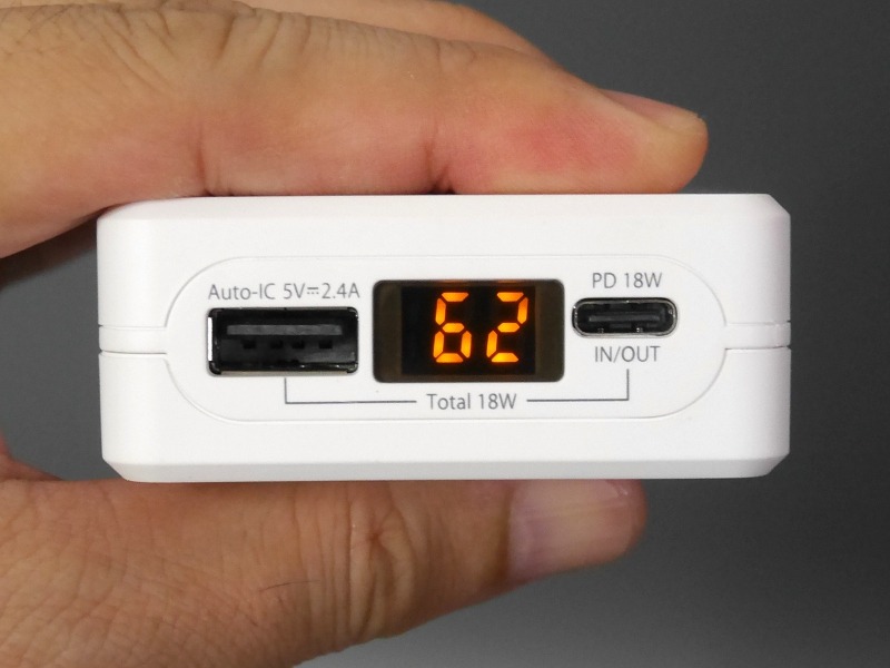バッテリーの残容量をパーセンテージで表示できる。左右にUSB Type-A/Type-Cポートをそれぞれ配置する