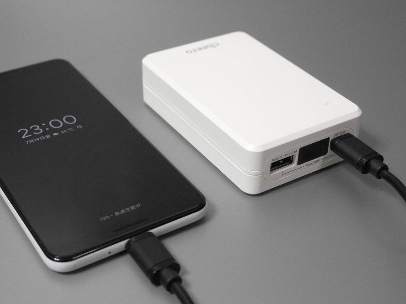 充電中であることを示すステータスLEDはなく、スマホ側の表示を見るしかない