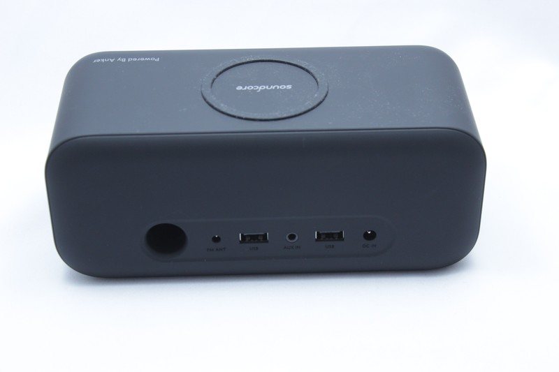 本体背面。USB×2ポート、AUX IN、FMラジオの外部アンテナ用ポートを搭載