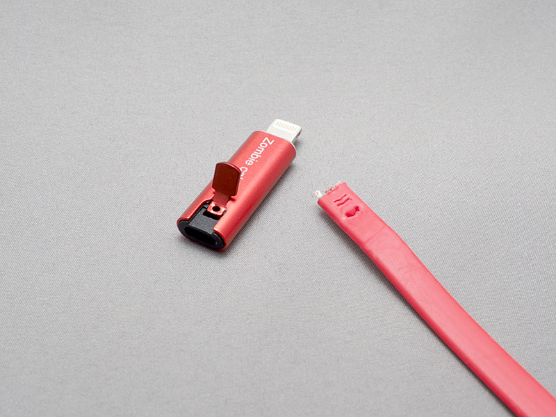 ケーブルが外れる