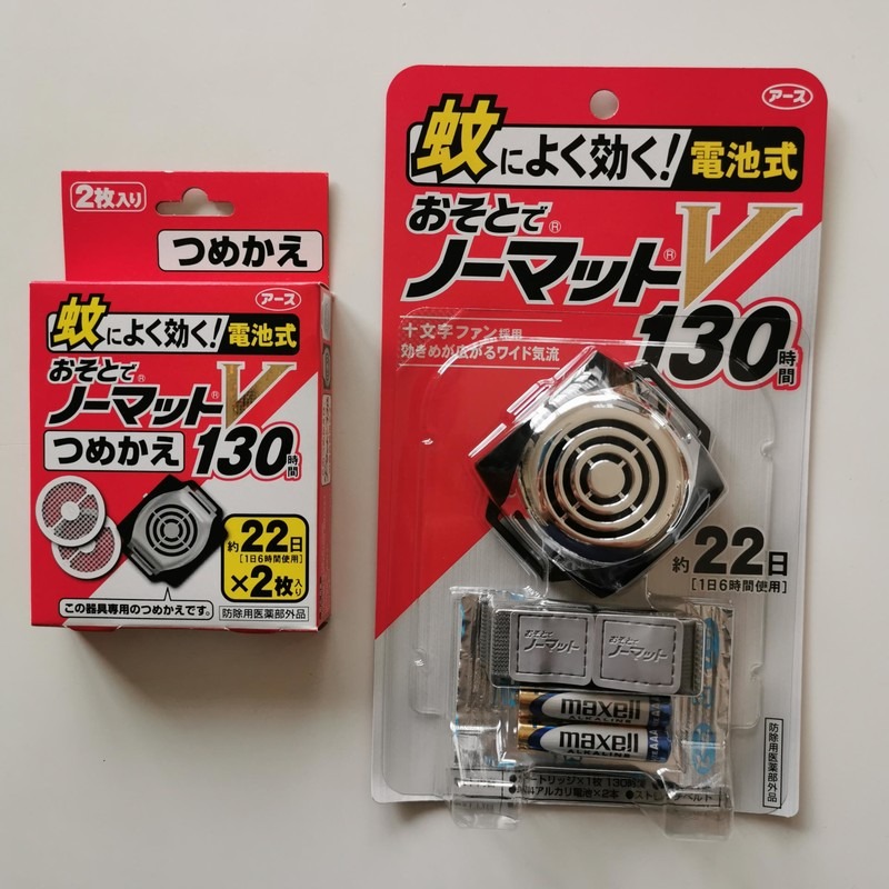 腕時計型ケースとお試しカートリッジ、ストレッチベルト、バッテリーが入った「スターターキット」（右）と専用カートリッジが2枚はいった「つめかえ」（左）この3枚のカートリッジでひと夏は過ごせそうだ
