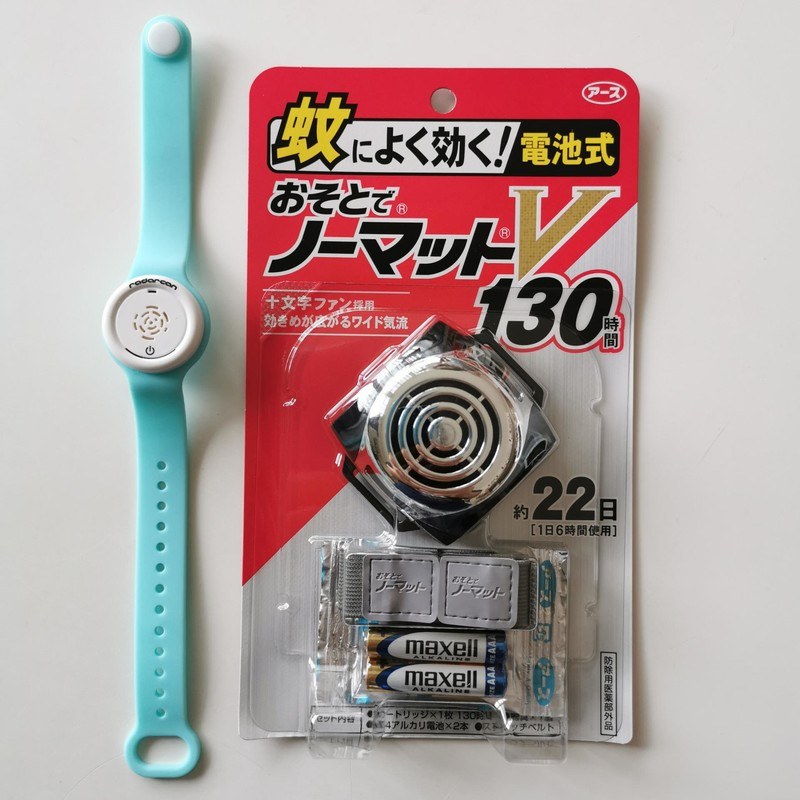 低周波音で蚊を追いやるスペインRADARCANの「ポータブル リペーラー プラス」（左）。さすがに音の発信機とボタン電池だけなので極めて小さくて女性でも違和感はないかもしれない
