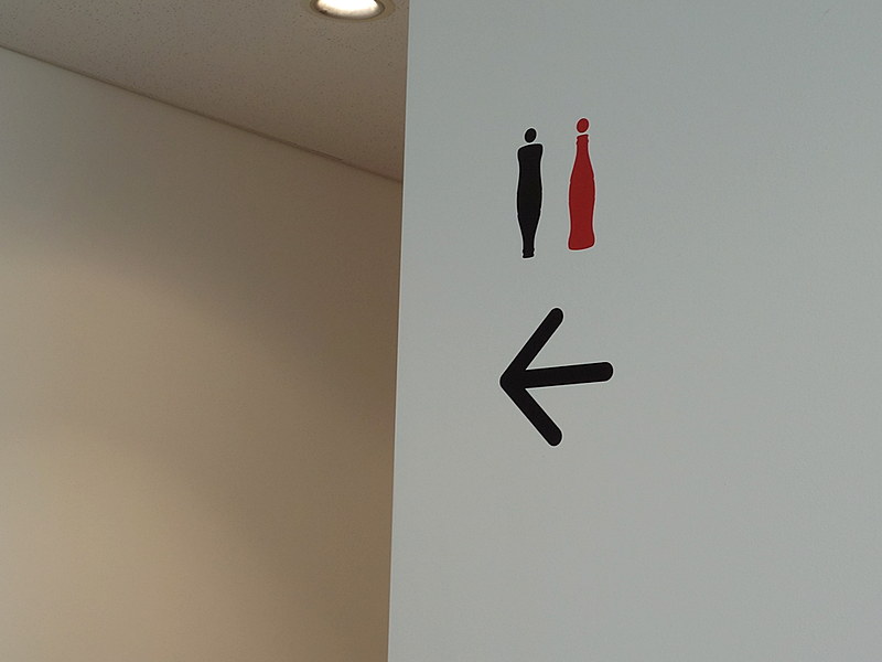 お手洗いの案内サインもコンツアーボトル！　なお、本社の一般公開はされていないので、あしからず