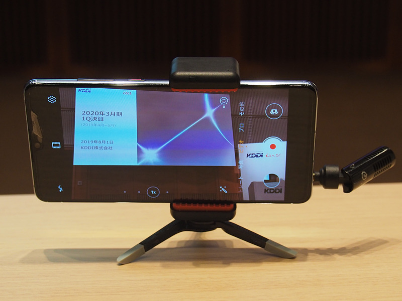 KDDIの決算会見に録画キットを持ち込み、メインの広角カメラで映してみたところ。スライドも演台も画面内にギリギリ入るかどうか、といった状況だ