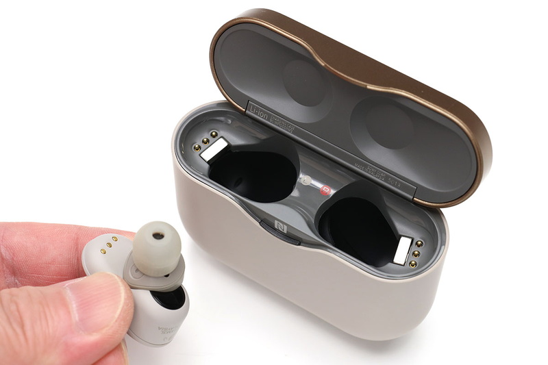 ケースの開閉やヘッドホンの装着はマグネット式。使うのにコツや注意は不要で、穴にイヤホンを置く程度の動作で正しくセットされます。逆挿しなどはできない形状。ヘッドホンの出し入れもスムーズ。