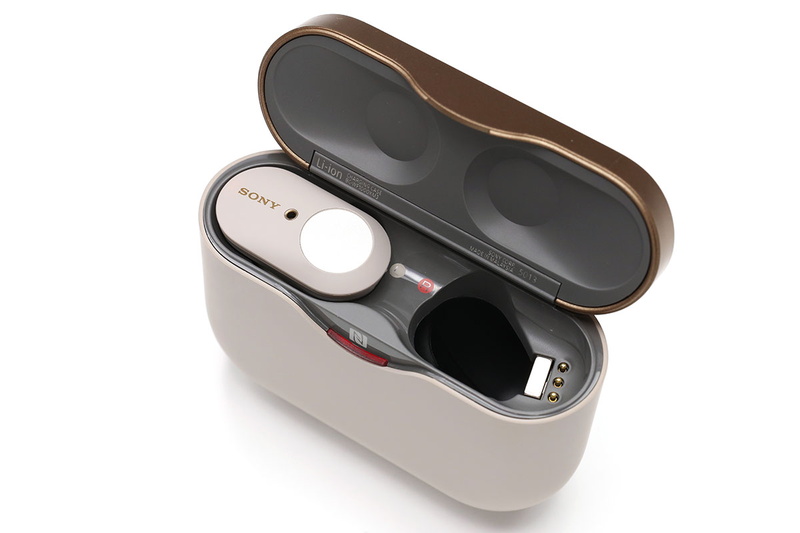 ケースの開閉やヘッドホンの装着はマグネット式。使うのにコツや注意は不要で、穴にイヤホンを置く程度の動作で正しくセットされます。逆挿しなどはできない形状。ヘッドホンの出し入れもスムーズ。