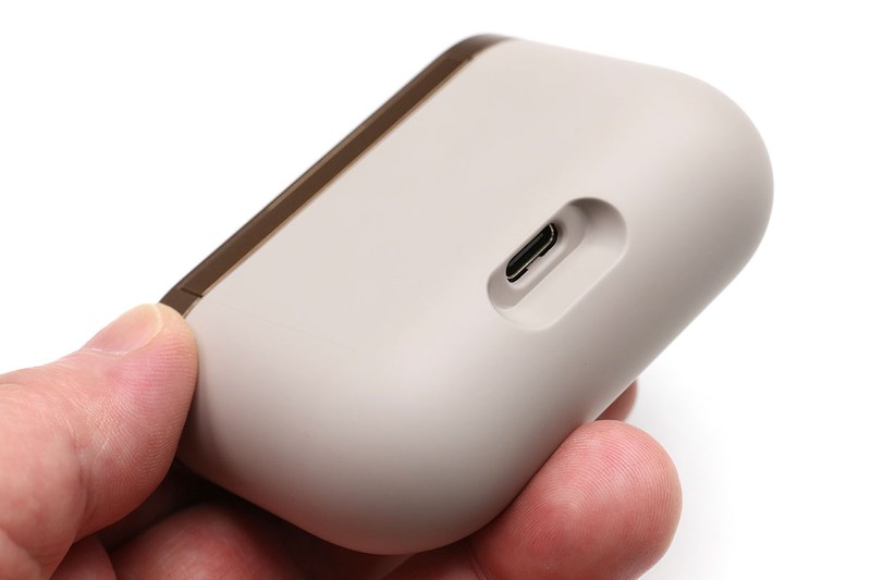 ケースは閉めた状態でも美しいと感じられますが、フタを開いた状態でもキレイ。USB-Cポートはケース下部にあります。