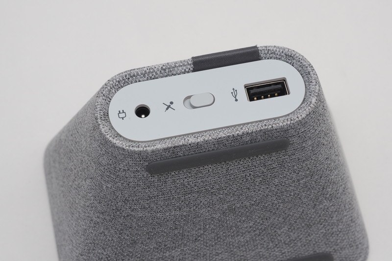 背面。USB端子は他の機器の充電もできる