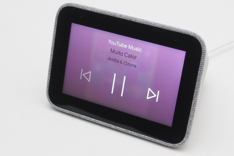 画面がついているが、スマートスピーカーでできるのは音楽再生まで
