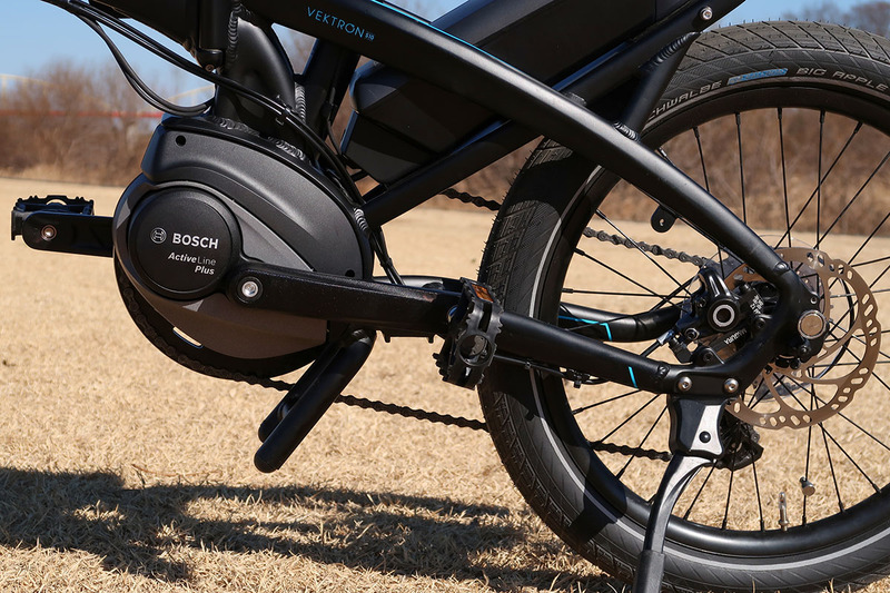 Ternの「Vektron S10」（<a href="https://www.ternbicycles.jp/2019/vektron/" class="strong bn" target="_blank">公式ページ</a>）。ドライブユニットとしてBOSCH（ボッシュ）の「Active Line Plus」（<a href="http://www.bosch-ebike.jp/jp/pro_drive_unit.html" class="strong bn" target="_blank">公式ページ</a>）を採用した、ミニベロタイプの折り畳み式e-bikeです。見かけによらず速い！　登坂能力もバッチリ！　折り畳み式なのに高い剛性感がある。サイコーなe-bikeです。メーカー税別価格は29万8000円。