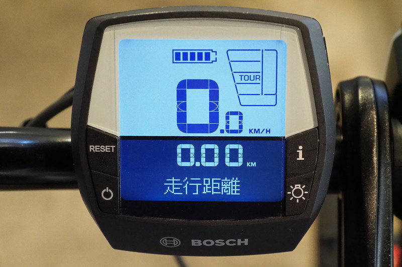 左がIntuviaディスプレイ。現在日本で発売中のBOSCH Active Line Plus採用e-bikeに搭載されているディスプレイです。右が近々日本でも発売されるPurionディスプレイ。Intuviaよりだいぶ小さく、操作ボタン一体型です。