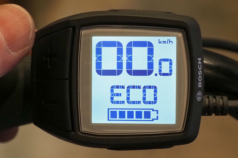 左がIntuviaディスプレイ。現在日本で発売中のBOSCH Active Line Plus採用e-bikeに搭載されているディスプレイです。右が近々日本でも発売されるPurionディスプレイ。Intuviaよりだいぶ小さく、操作ボタン一体型です。