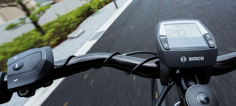 左が現行のIntuvia。ディスプレイと操作ボタンが個別になっています。右がPurion。ディスプレイと操作ボタン部が一体化しているうえ、全体的にコンパクトになっています。