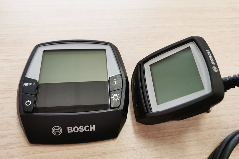 両ディスプレイを並べた様子。