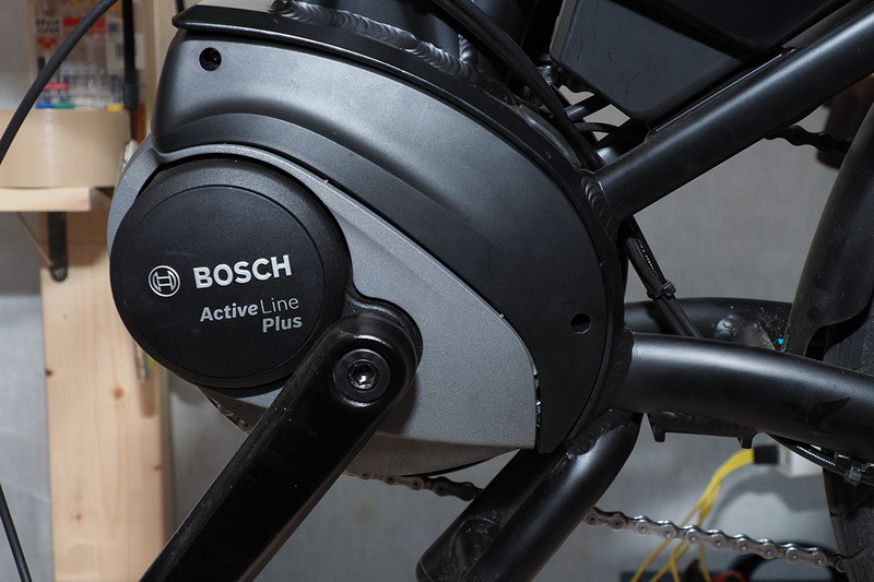 まずActive Line Plusドライブユニットの左側のカバーを外します。上側の黒いカバーだけ外せば、コネクター類にアクセスできます。