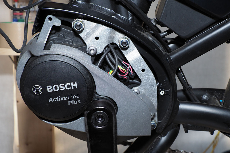 まずActive Line Plusドライブユニットの左側のカバーを外します。上側の黒いカバーだけ外せば、コネクター類にアクセスできます。