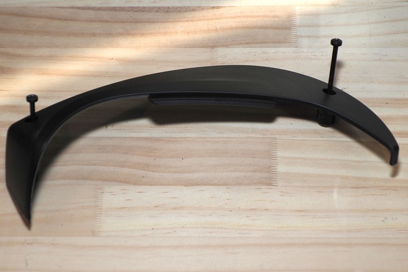 外したカバー。2本のネジを緩めて外します。ネジはトルクスネジ。