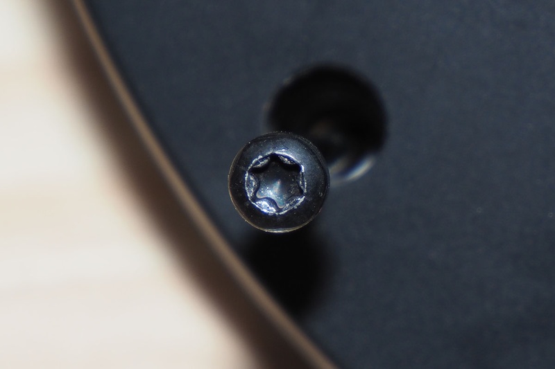 外したカバー。2本のネジを緩めて外します。ネジはトルクスネジ。