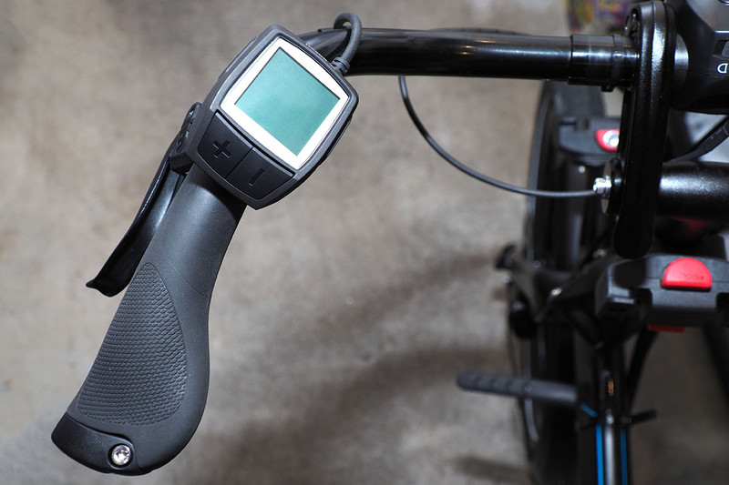 Vektronのハンドル部。プロムナードハンドルに替えてあります。ビフォー・アフターの写真で、左がIntuviaディスプレイ、右がPurionディスプレイ。