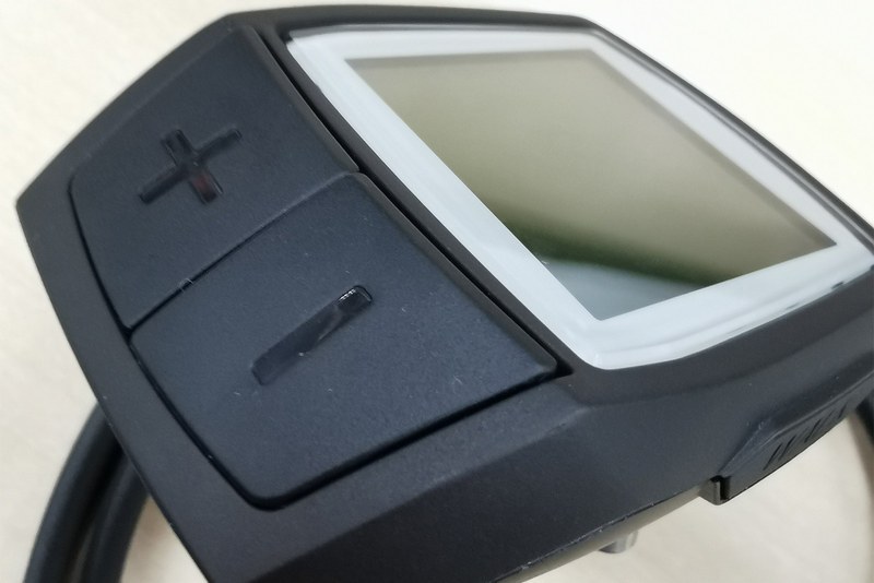 ディスプレイ左側に2つのボタンがあり、上部には電源ボタンがあります。