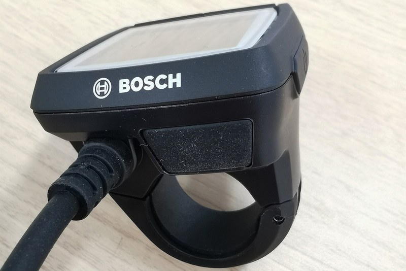 ディスプレイ右側下にはmicroUSBポートがありますが、これはメンテナンス用。USB給電機能はありません。