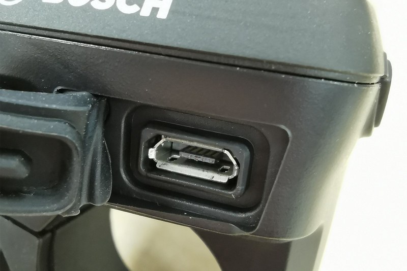 ディスプレイ右側下にはmicroUSBポートがありますが、これはメンテナンス用。USB給電機能はありません。