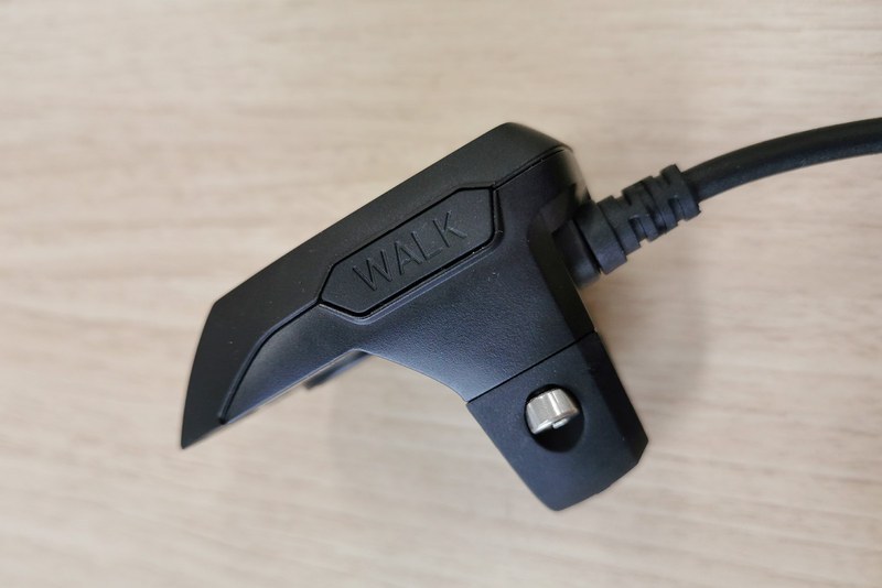 ディスプレイ手前側にはWalk Assistボタン。急坂でe-bikeを押して上がる時などに時速6kmまでアシストしてくれる「WALKモード」を使うためのボタンですが、法律上、日本国内では機能しません。右は各ボタン機能をまとめたもの。「＋」と「−」はアシストモード切り替えボタンですが、長押しするとライトのオンオフや表示の切り替え、走行距離（Trip）のリセットを行えます。