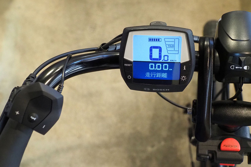 Intuviaは、ディスプレイ部で電源オンオフ/リセット/表示切り替え/ライトオンオフを行えて、操作ボタン部でアシストモードの切り替えと表示切り替えを行えます。また、RESET以外は長押し操作を使いません。走行距離は10〜100m単位で表示されます。