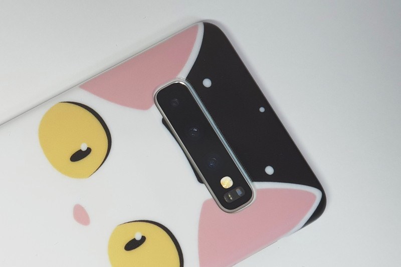 Galaxy S10のカメラレンズは3つ搭載されている。左から望遠カメラ、広角カメラ、超広角カメラという配置（ケースはGalaxy Harajukuで無料で手に入れられるオリジナルデザインのもの）