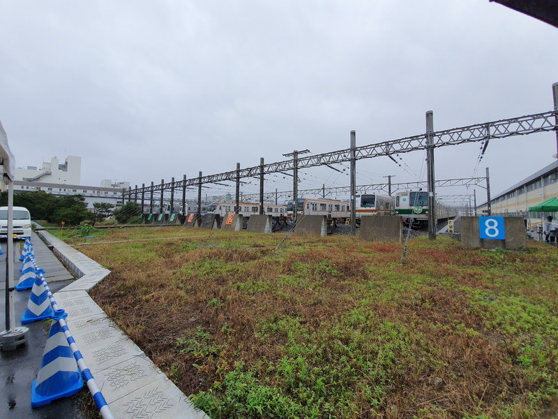 同じ位置から超広角カメラで撮影すると、より広い範囲が一枚に収められていることがわかる