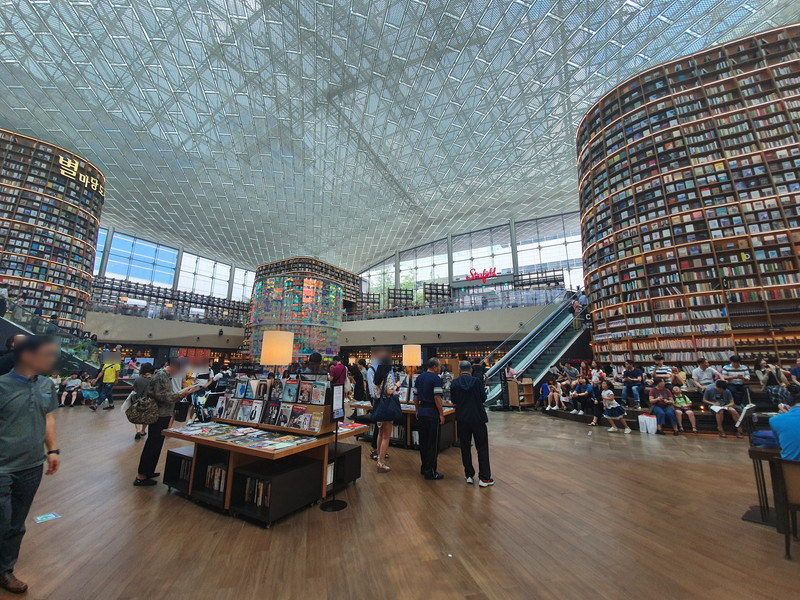 古書店や図書館のように、モノがたくさん並んでいるような場所で撮影すると奥行き感などが強調され印象的な作例に