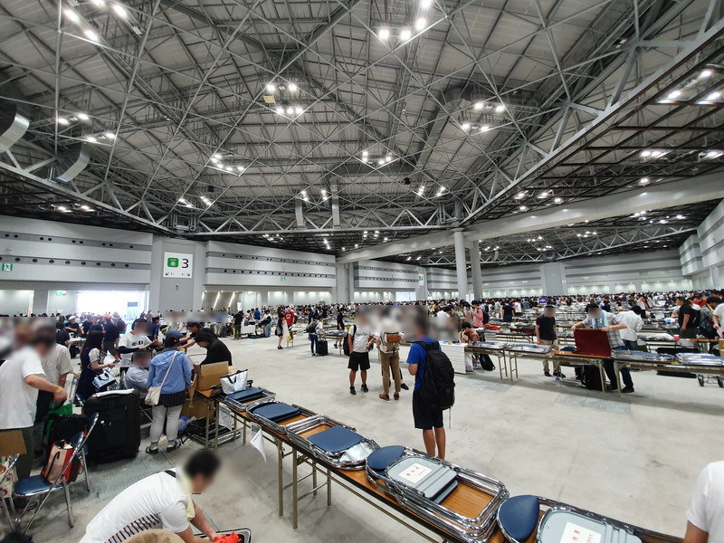 サークルの売り子として参加した「コミックマーケット96」の会場で撮影。余談となりますが、ここは技術系の同人誌が多く集まるエリアで同業他社の某編集記者の方もニッチなテキストエディタで日本語編集を行うという内容の同人誌を頒布されていました