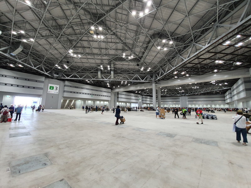 最終日の撤収作業中ということもあり、超広角カメラと組み合わせるといっそう会場の広さが際立つ