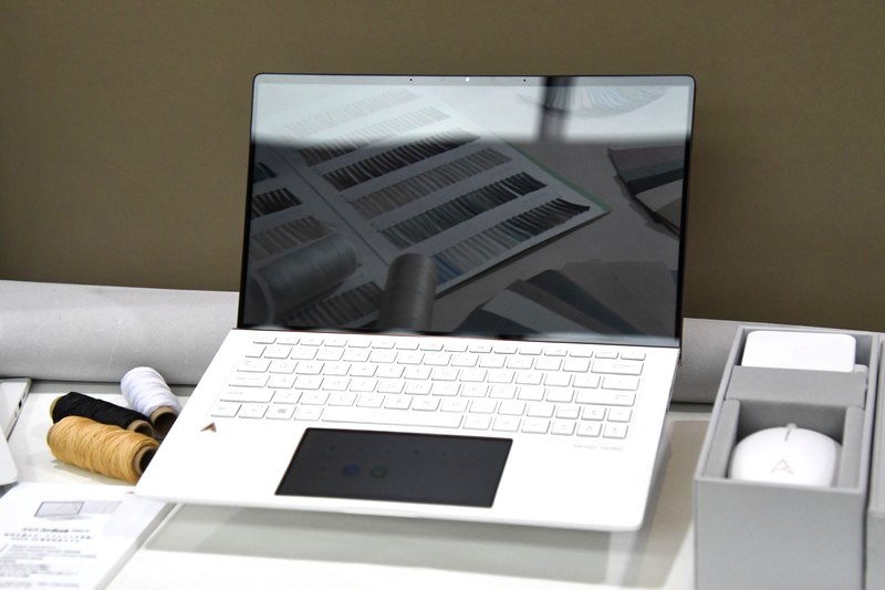 ノートパソコンの30周年記念モデル「ZenBook Edition 30」