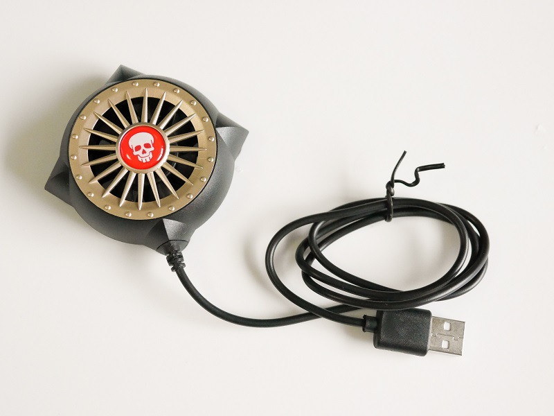 バッテリーを内蔵しておらず、付属のUSBケーブルでモバイルバッテリーなどから給電するしくみ。また、今回はドクロがデザインされている金色を購入したが、柄のないシンプルな黒色も発売されている