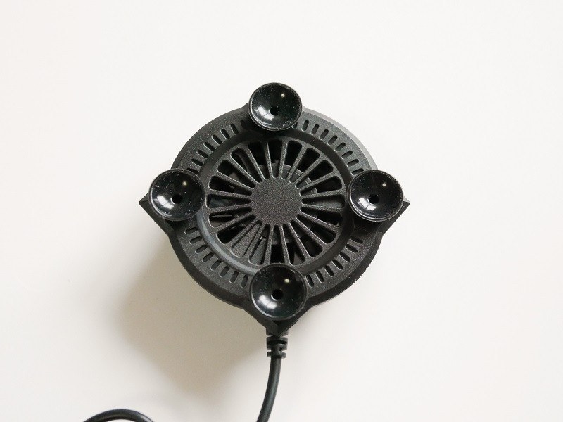 裏面は吸盤を備え、手軽に着脱できる。最初こそしっかりくっついてくれるが、しばらく使っていると吸着力が低下してくるのか、ポロっと外れることも