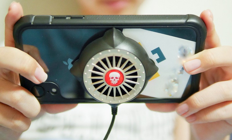 本体サイズはiPhone XRの3分の1程度で、横持ちなら操作の邪魔にならない。ファンの駆動音は、静かな場所だと少しうるさく感じるが、ざわめきが聞こえるカフェなどでは気にならない