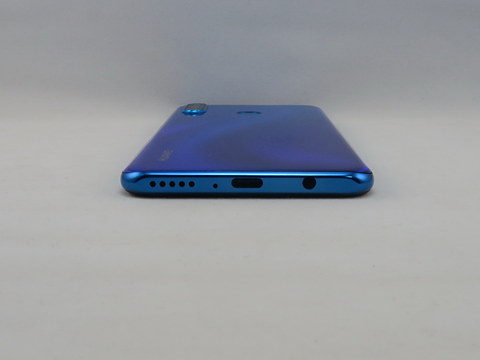 ホワイト スマートフォン トリプルカメラ AI対応トリプルカメラを搭載したハイコストパフォーマンスモデル