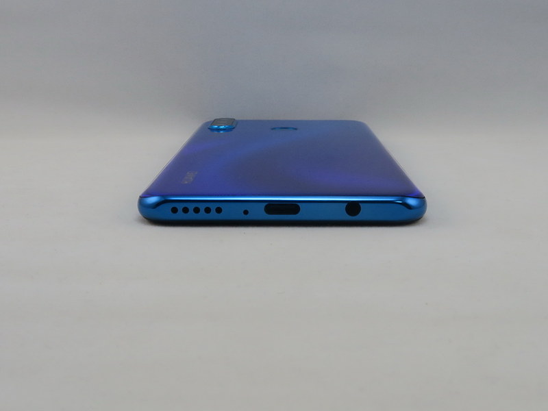 下部にはUSB Type-C外部接続端子、3.5mmイヤホン端子を備える